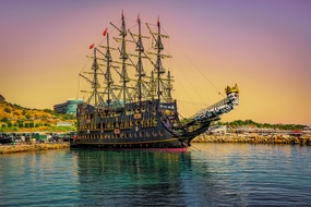 日暮黄昏海上帆船摄影图片